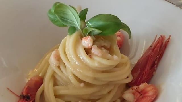 Spaghetti con gamberi rossi e burrata