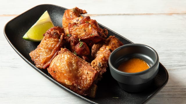 Frango à passarinho (petits poulets frits à l'ail et poivre noir)