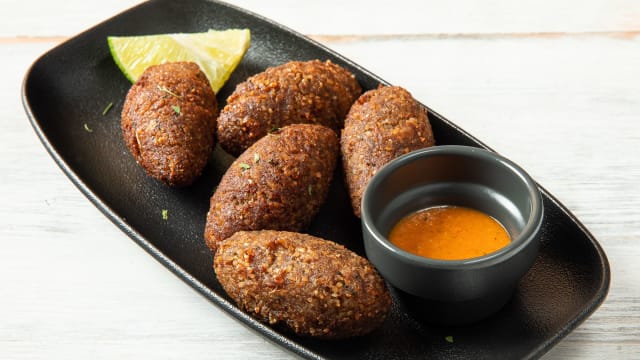 Quibe (beignets de boeuf, blé cassé, cumin, menthe fraîche)