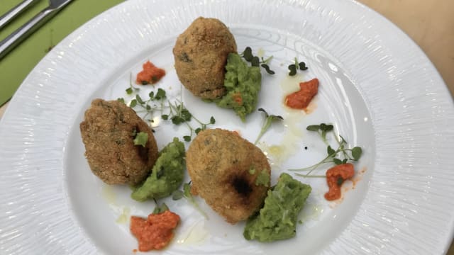 Arancini di riso al nero con ripieno di calamari e mozzarella
