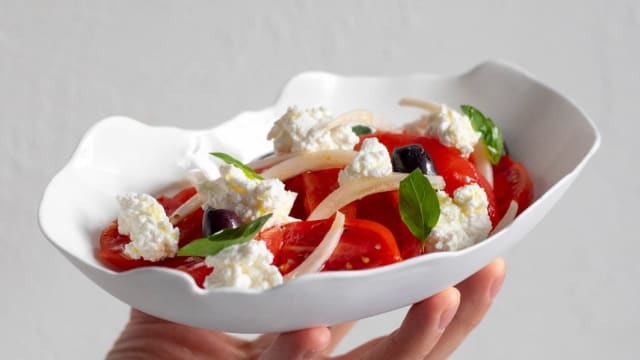 Ensalada fresca de tomate, mató y albahaca.
