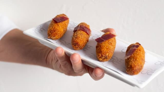 Croquetas con una cremosa bechamel de jamón ibérico