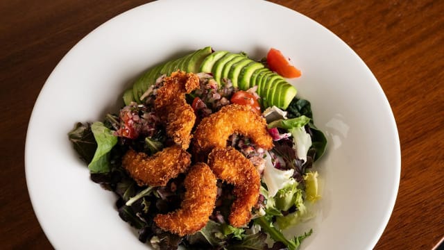 Ensalada de langostinos crujientes