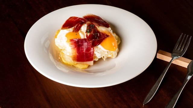 Huevos rotos con jamón ibérico de bellota