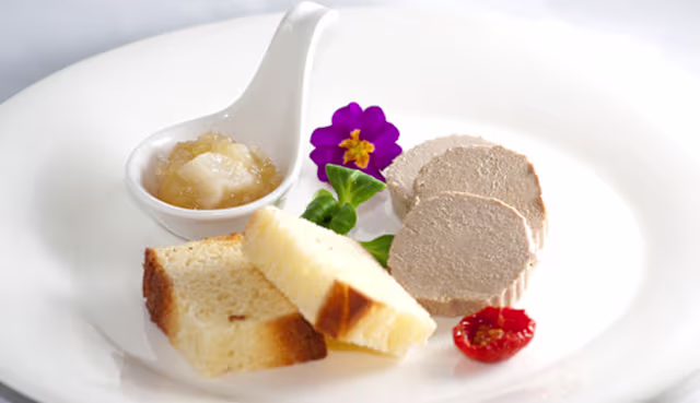 Il patè di fegatini con pan brioche e composta di pere