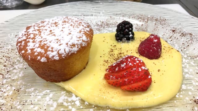 Tortino allo yogurt con crema di mascarpone e frutta fresca