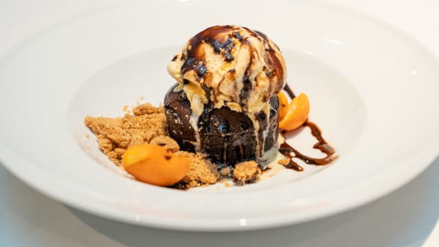 Coulant de chocolate con helado de vainilla