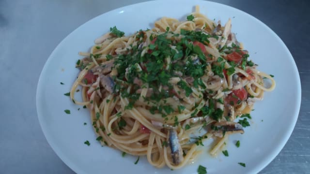 Vermicelli con alici fresche.