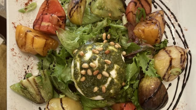Salade caprese tomates multi couleurs, mozzarella bufala, pesto maison 