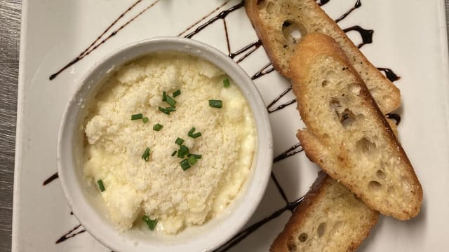 Œuf cocotte bio à la crème de truffe noire et parmigiano reggiano 