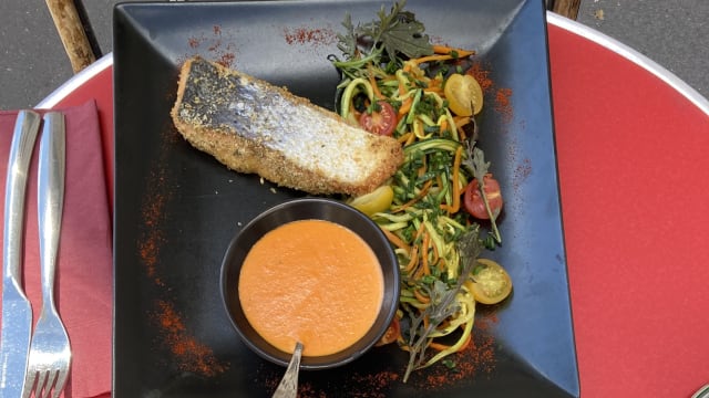 Pavé de saumon pané au basilic, spaghetti de légumes, sauce poivron 
