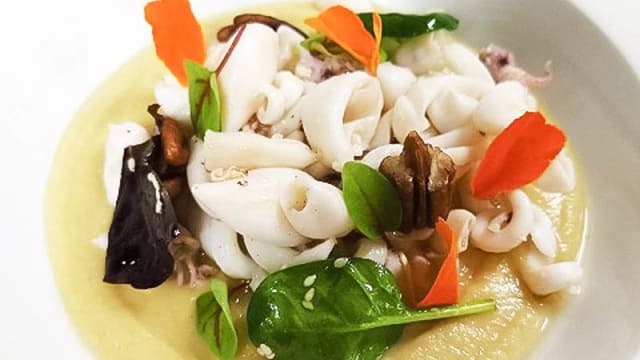 Calamaretti su crema di ceci
