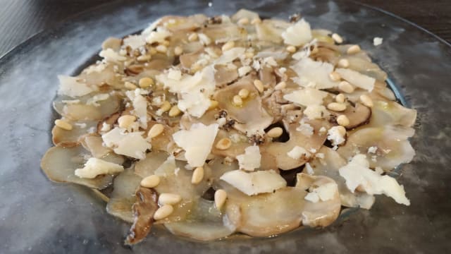 Carpaccio de Ceps con piñones y queso pecorino (temporada)