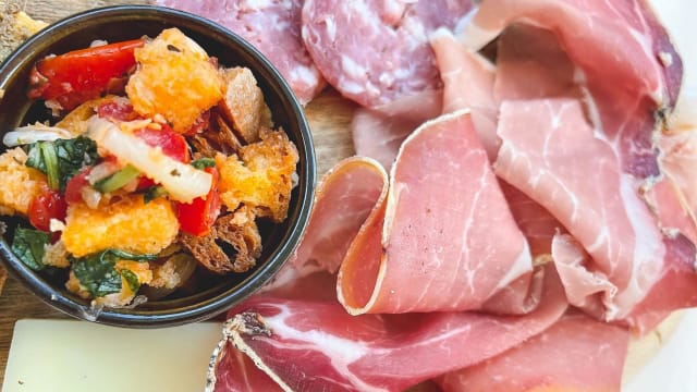 Prosciutto pepe Nero e crostini toscani