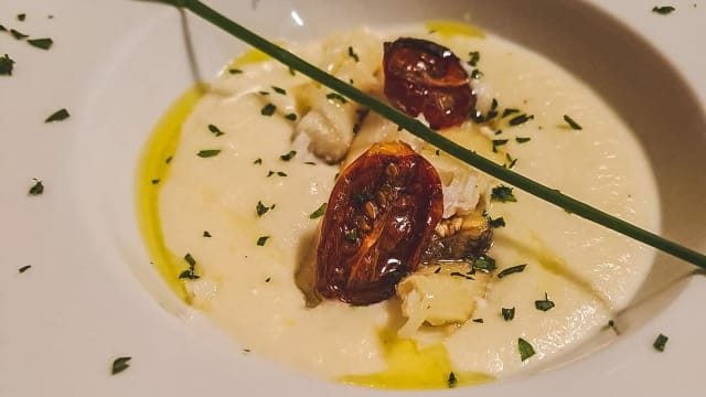 Petali di baccalà  su crema di cavolfiore