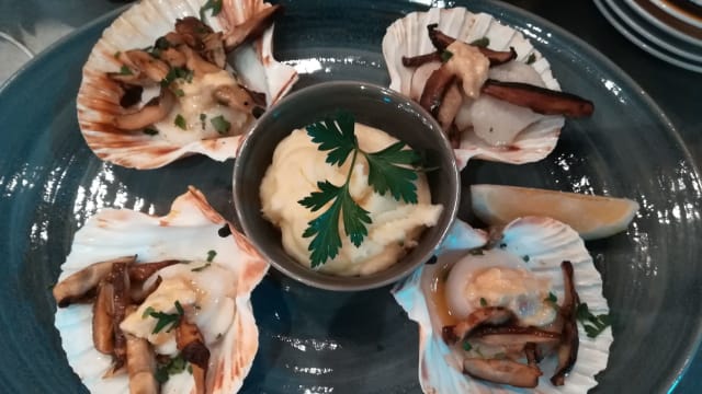 Saint-Jacques de Bretagne aux shiitakes, purée de pommes de terre 