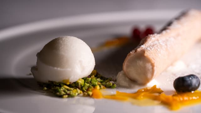Cannolo vegano con crema alla mandorla, accompagnato da un sorbetto al limone