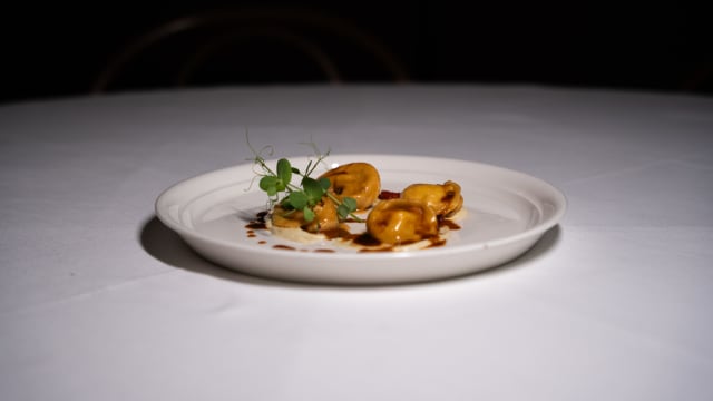 Tortellacci casarecci farciti di rombo, con il suo fondo di cottura, su un letto di crema di carciofi  