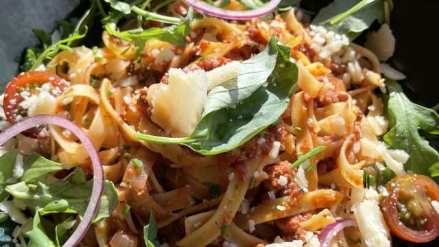 PÂTES FRAICHES ARTISANALES BOLOGNAISE (Sauce bolognaise, copeaux de parmesan, basilic frais)