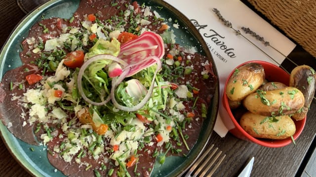 CARPACCIO (Carpaccio black angus, huile de truffe, duo de parmesan et pommes grenailles confites à l'huile d’olive et origan)