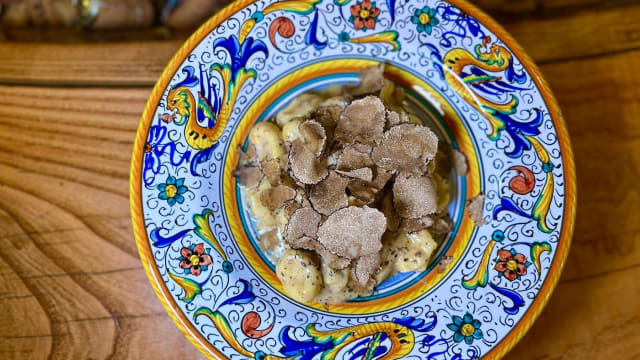 Tortellini artigianali Pastificio Cellini ( @cellinipasta ) con fonduta di Parmigiano Reggiano 36 mesi e Tartufo Nero uncinato di stagione.