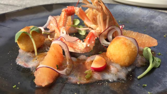 Crayfish carpaccio | fruity Comté croquette
