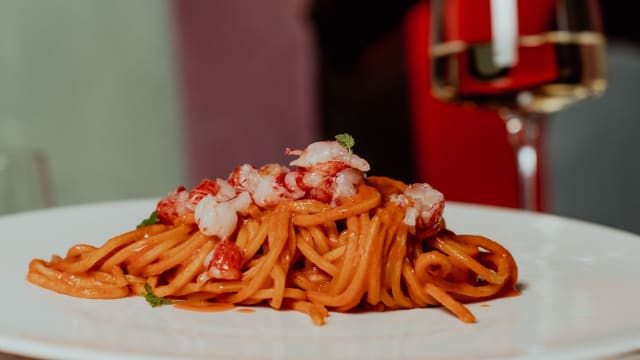 Tonnarelli con bisque di gambero rosso, tartare di gambero rosso, gel al limone