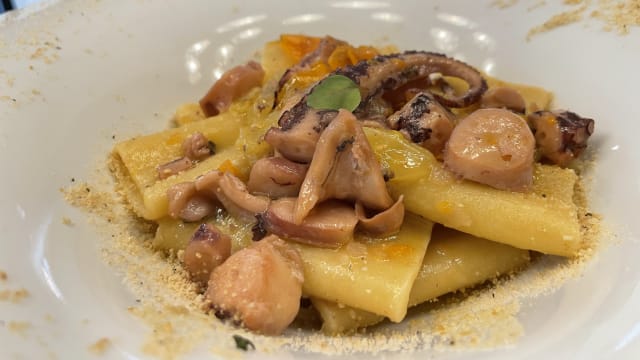 Paccheri ai grani antichi con ragù di polpo,pomodoro giallo