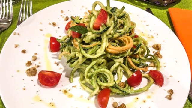 Spaghetti di zucchine raw con pesto di avocado, pomodorini e noci