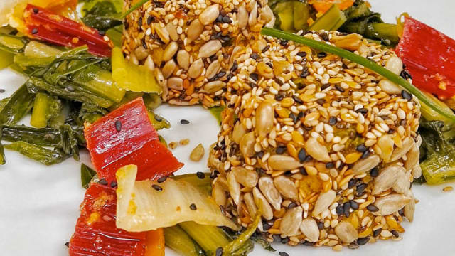 Burger di riso croccanti con contorno di coste colorate