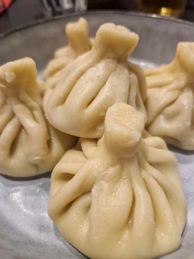 Khinkali -  Raviolis géorgiens juteux, façonnés à la main et garnis de viande parfumée et de bouillon aromatique.