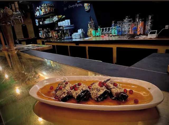  Aubergine roulée aux noix    – Tranches d’aubergine roulées avec une crème de noix parfumée aux épices.   Graines de grenade 