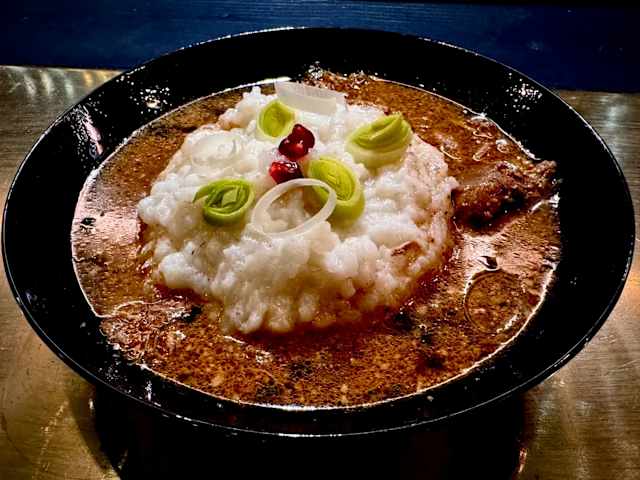 kharcho - la reine de notre  restaurant :) poulet mijoté dans une sauce aux noix parfumée, accompagné d'un ghomi légèrement salé - un duo classique de la gastronomie géorgienne.