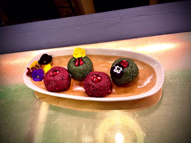 Pkhali – petit bijou vegan : caviar d’épinards et de betterave, mélangé avec des noix, du persil, de la coriandre et des épices géorgiennes.