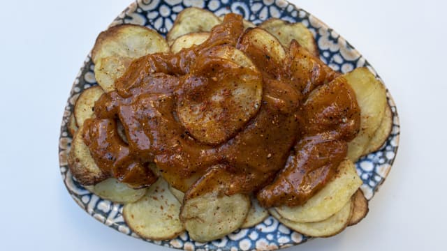 Tapa de bravas en finas láminas