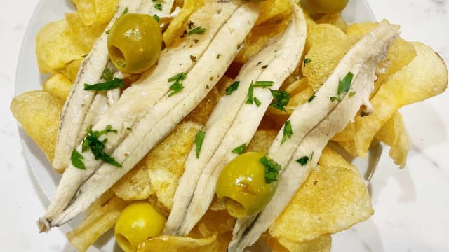 Tapa de boquerones con patatas