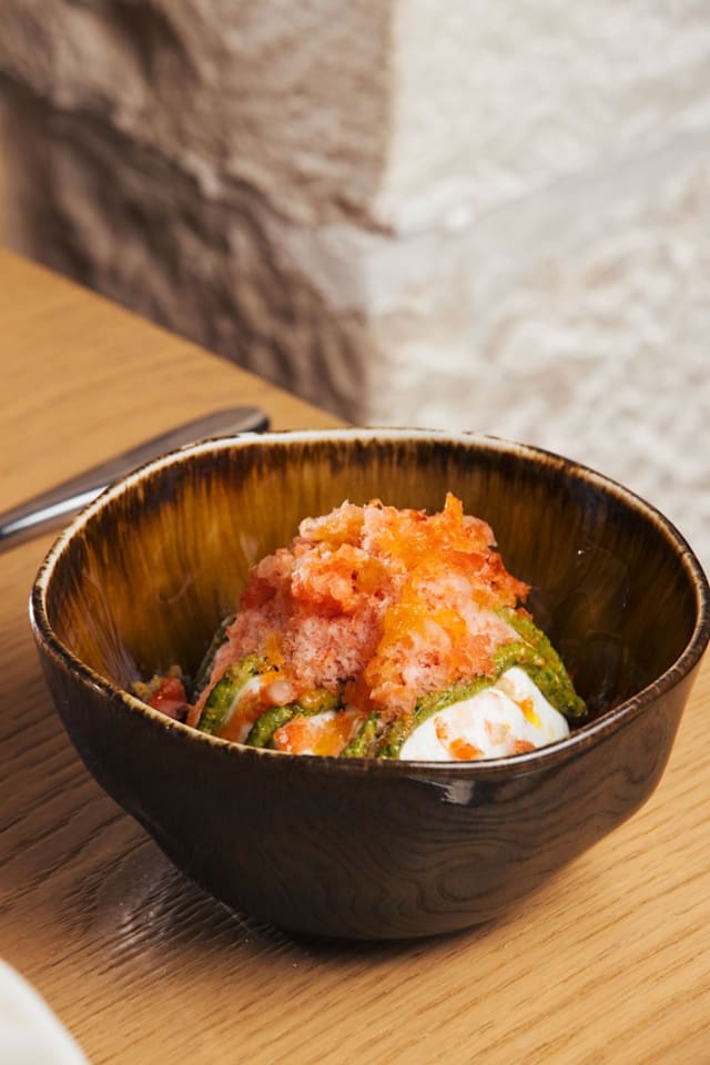 SUA MAESTA’ BURRATA, ACCOMPAGNATA DAL NOSTRO ORO ROSSO E DA UN EMULSIONE AL BASILICO. (BURRATA DA 150 G, SERVITA CON GRANITA DI POMODORO, EMULSIONE AL BASILICO E FRISELLA DI CEREALI CROCCANTE)