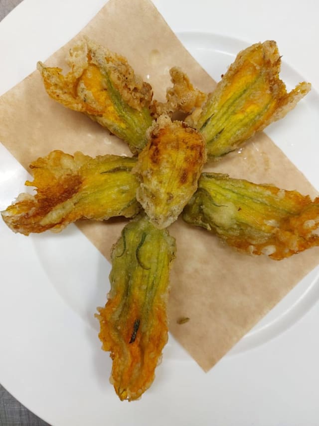 Croccanti fuori e delicati all’interno. (Fiori di zucchina in pastella)