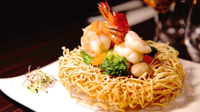 Crevettes sautées sur nid de nouilles croquantes