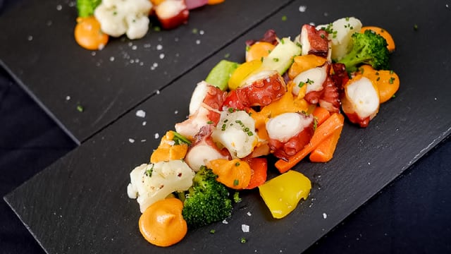 Pulpo Asado con Verduras al dente y Romesco