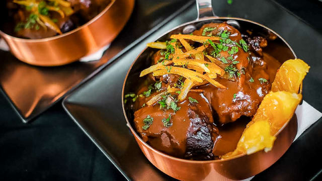 Carrillada de Bellota con Chocolate, Gajos y Piel de Naranja