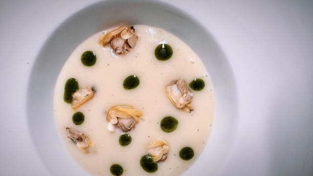 Crema di patate, vongole e olio al basilico