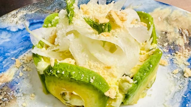 Insalata russa, verdure di stagione, avacado e crumble di taralli