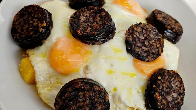 Huevos rotos con Morcilla de Burgos