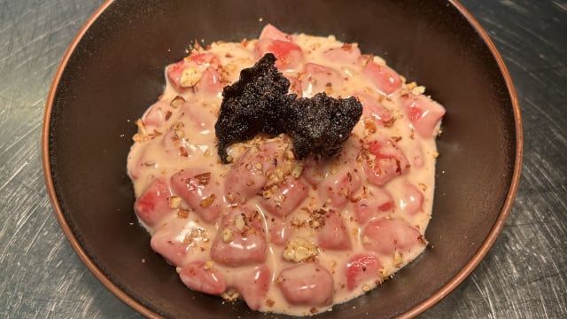 Gnocchi alla rapa rossa con fonduta di parmigiano D.O.P. e granella di mandorle