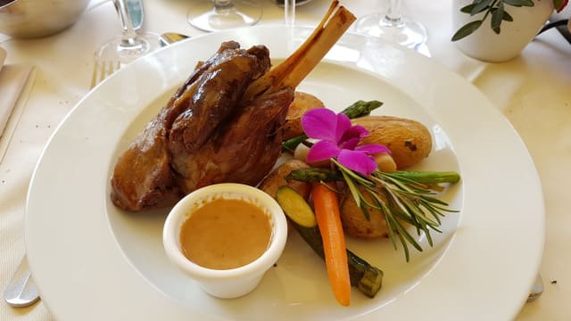 La célèbre épaule d’agneau du Chef marinée et cuite pendant des heures pour conserver toute sa saveur et son onctuosité.