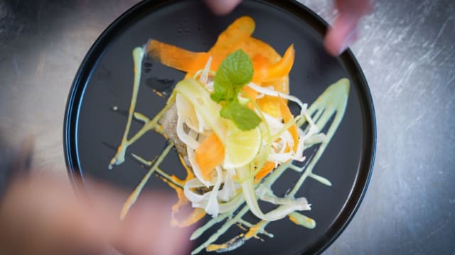 Tartare di salmone al lime con yogurt e sesamo croccante 