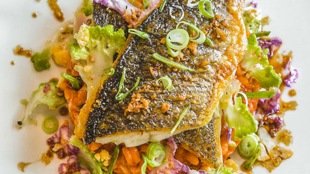 Filet de loup, risotto au coulis de poivrons