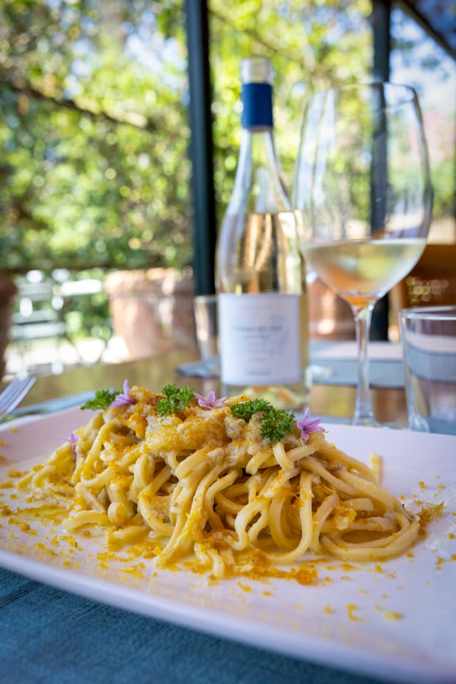 Tonnarelli con ali di razza, da?erini gialli, scorza di limone e bottarga