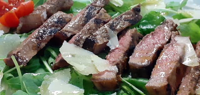 Tagliata di Angus su letto di rucola